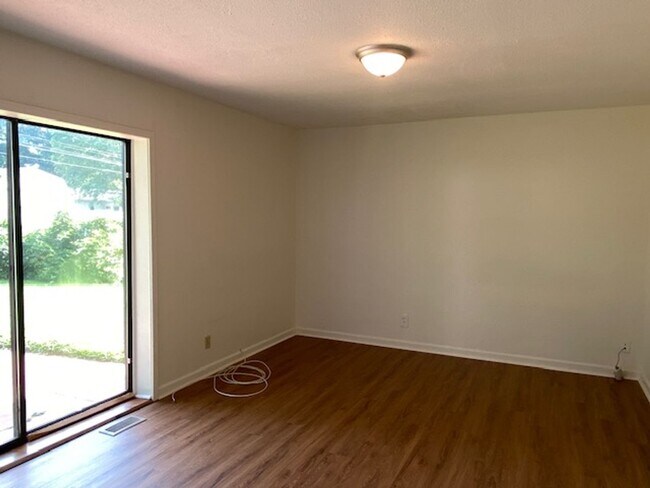 Building Photo - Three Bedroom, 1.5 Bath Home with Garage, Large Backyard!!