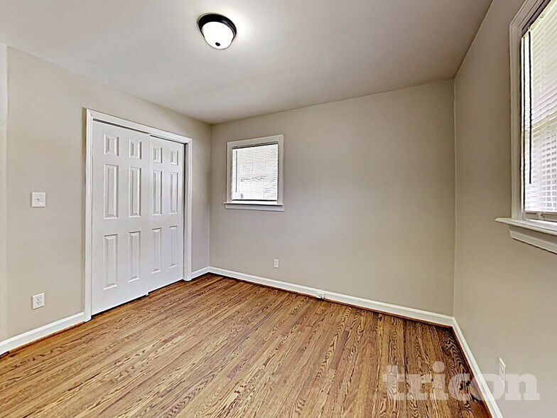 Building Photo - 4300 Oak Forest Dr