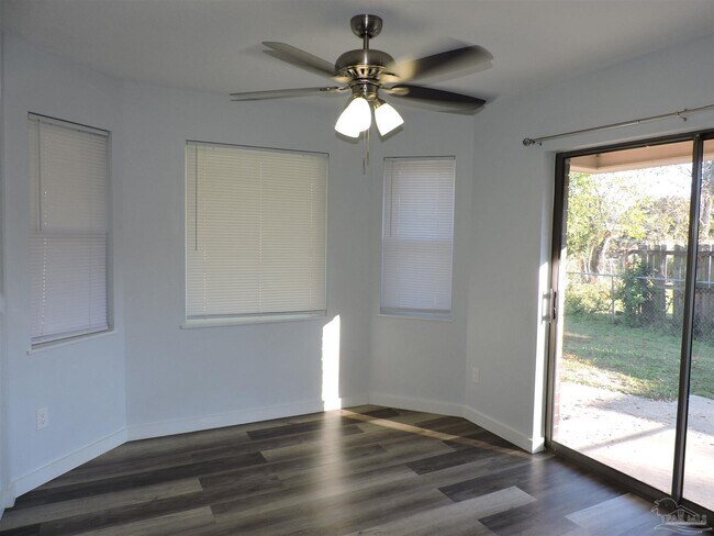 Building Photo - 526 Briarwood Dr