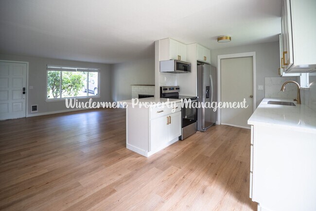 Building Photo - Charming and Bright 3 bed in Heart of Gig Harbor!