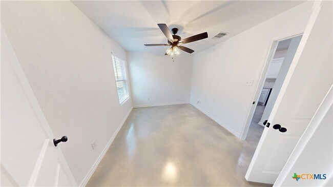 Building Photo - 905 Smoke Tree Ln