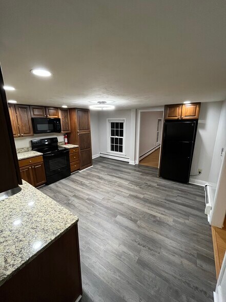 Building Photo - 24 Ash St