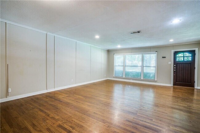 Building Photo - Lease for 2026-2027 School year!