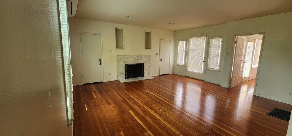 Primary Photo - 1301 N Maryland Ave
