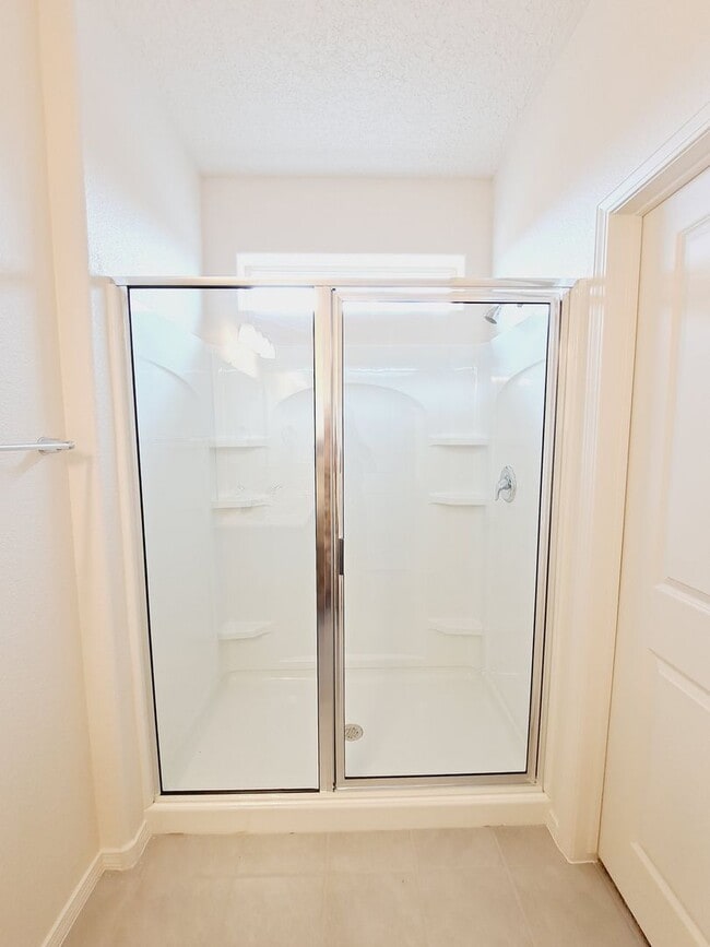 Building Photo - Beautiful 3 Bedroom 2 Bathroom located in Huning Ranch