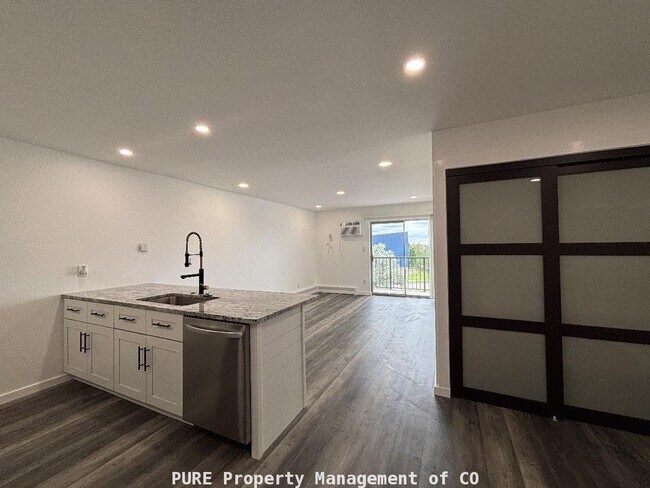Building Photo - Updated 1 bedroom/1 bath condo!!