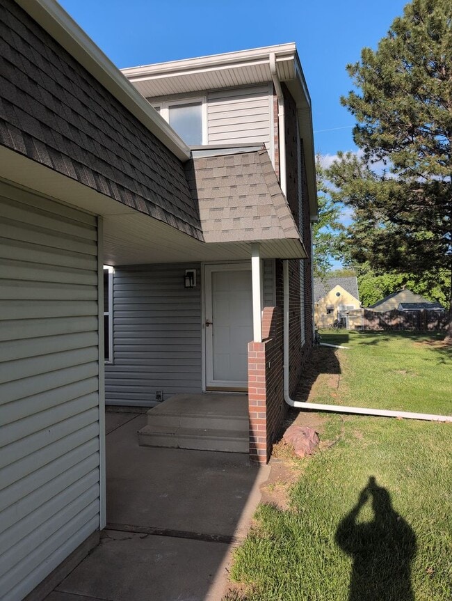 Building Photo - Fully Updated 3 Bedroom 3 Bath Townhouse with 2 Stall Attatched Garage