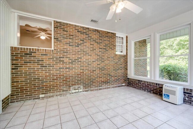 Building Photo - 552 Whitehead Dr