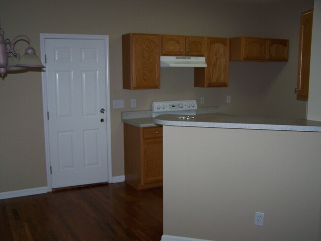 Building Photo - 3 bed, 2.5 bath, 2 car garage 2 story home...