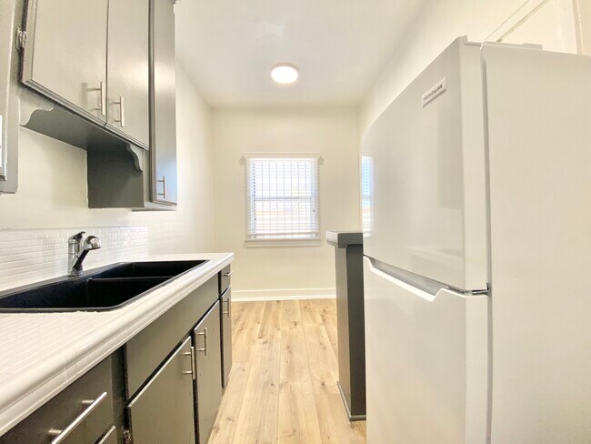 Building Photo - 454 S Catalina St