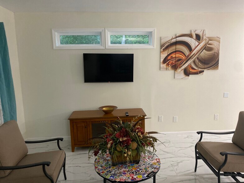 Building Photo - 825 Forest Lake Dr S