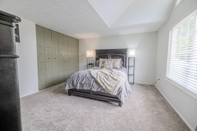 Building Photo - 2073 Raintree Pl