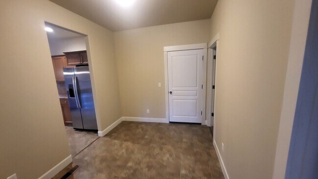 Building Photo - SE Bend 3 bed 2.5 bath Plus BONUS-Fenced