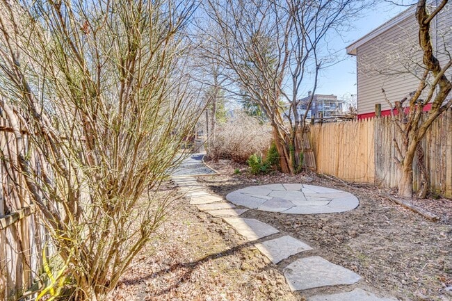 Building Photo - Renovated 2 Bedroom + Den w/ Private Garden Access