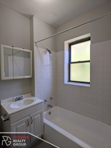 Building Photo - 3721 N Pine Grove Ave