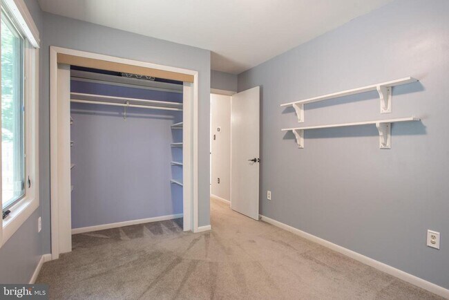 Building Photo - 1619 Summit Dr