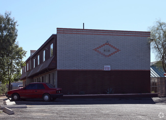 Primary Photo - 2540 N Balboa Ave