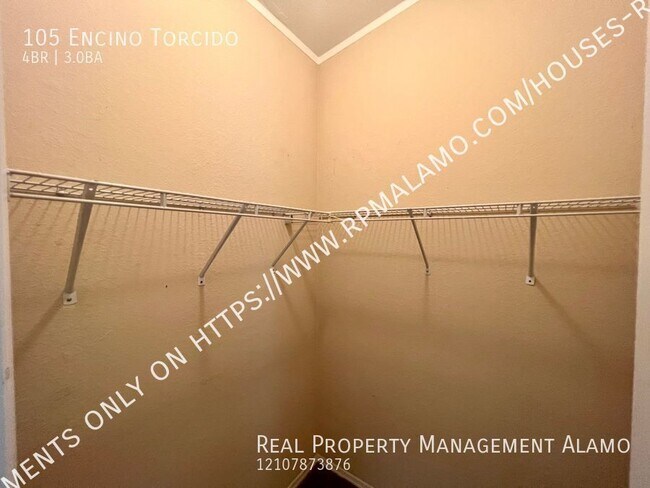 Building Photo - 105 Encino Torcido
