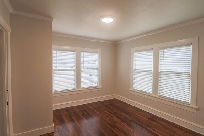 Building Photo - UPDATED & REMODELED 2 Bed 1 bath property ...