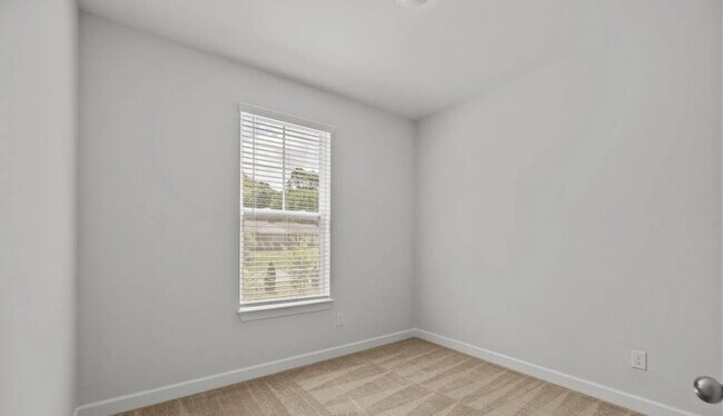 Building Photo - 2821 Shamrock Dr