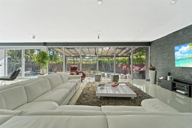 Building Photo - 18 Samana Dr