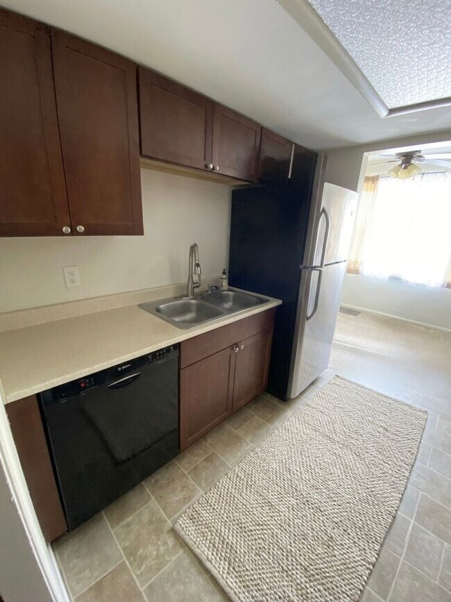 Building Photo - Townhouse - 2 bed + 2.5 bathrooms