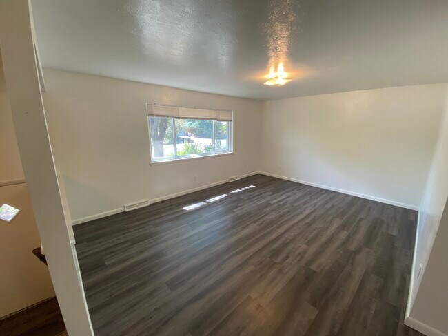 Building Photo - 1475 Chambers Dr