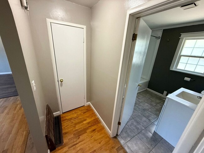Building Photo - Adorable 3 bedroom 1.5 bathroom house for ...