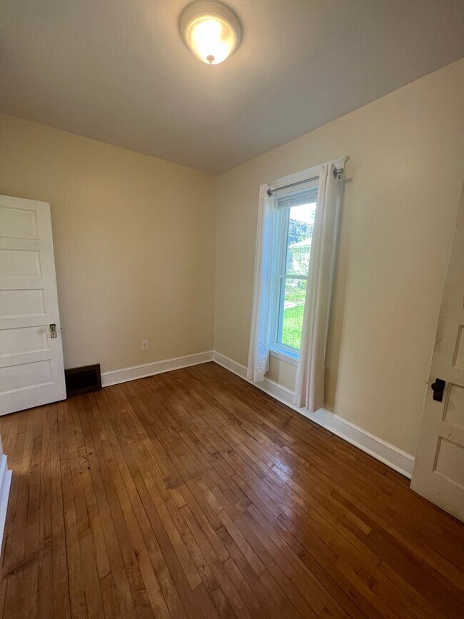 Building Photo - AVAILABLE JUNE - Perfect 2 Bed 1 Bath In Hillside Neighborhood