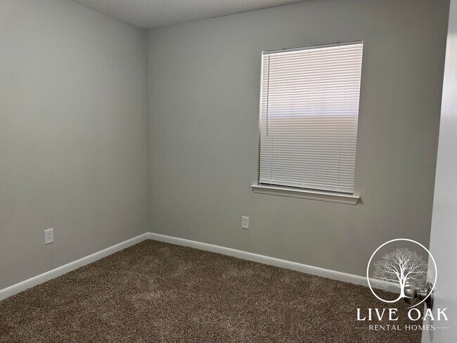 Building Photo - 706 Robin Hood Dr