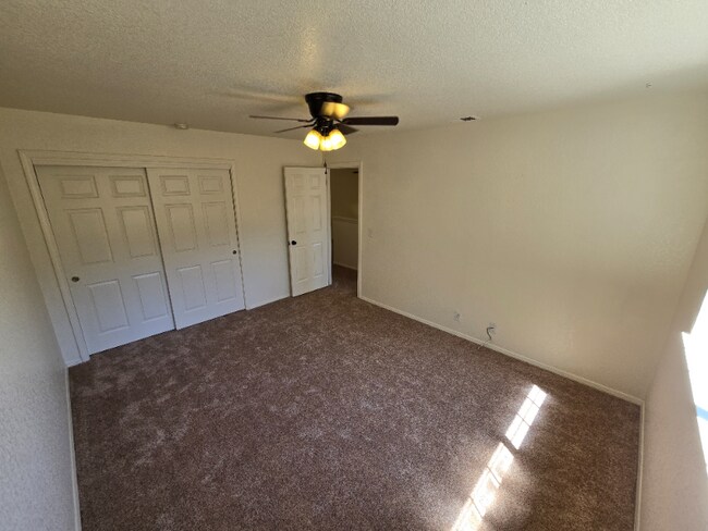 Building Photo - 652 Shady Ln