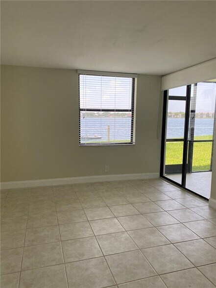 Building Photo - 115 Lake Emerald Dr