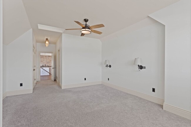 Building Photo - Large 5 Bedroom Home W/ Fenced yard