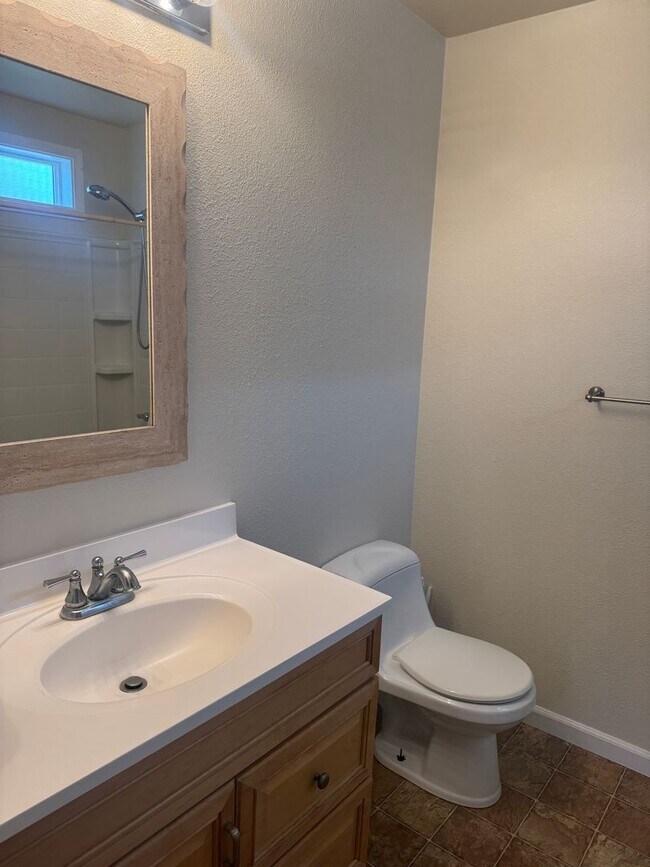 Building Photo - Furnished 1 bedroom in South Redding