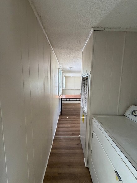 Building Photo - 1001 Elm St