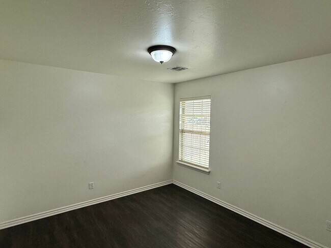 Building Photo - Inviting 3 Bed 2 Bath in Deer Creek Neighborhood