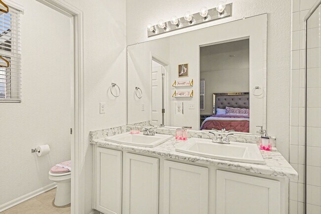 Building Photo - Available April 2026! 2 bed 2.5 bath townhouse!