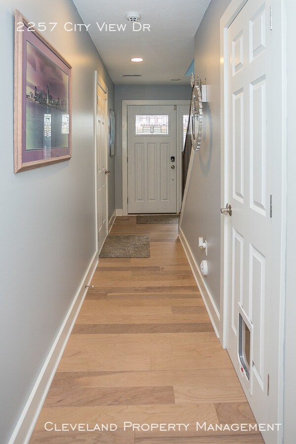 Building Photo - Stylish Tremont Townhome!