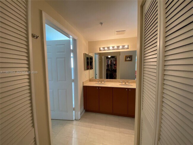 Building Photo - 2425 SW 27th Ave