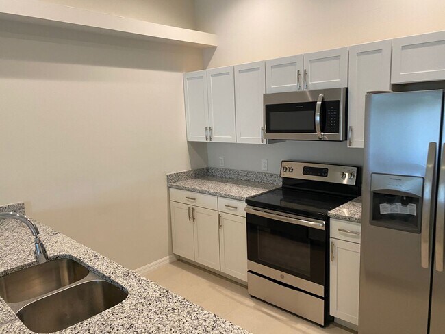 Building Photo - Available Now Stunning 3 bedroom 2 bathroom duplex