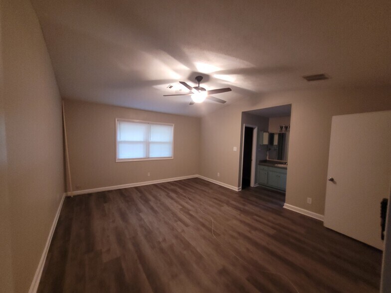 Building Photo - 5885 Wellborn Trl