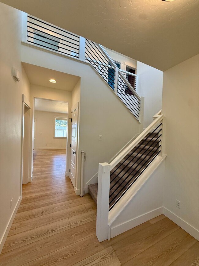 Building Photo - Welcome to this stunning newer home located in the vibrant city of Nampa, ID