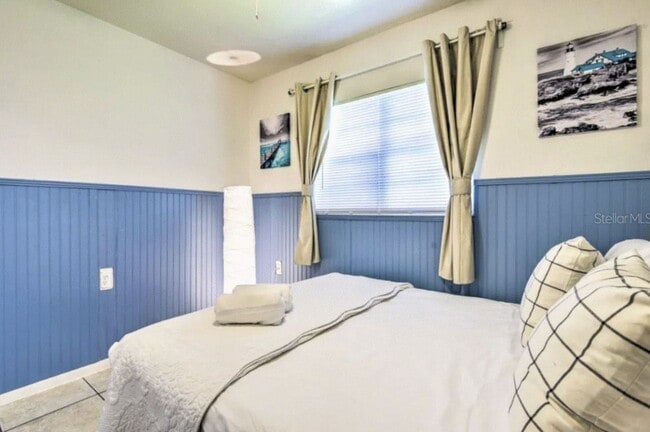 Building Photo - 2/1 unfurnished duplex in convenient location and fenced yard- pet friendly!