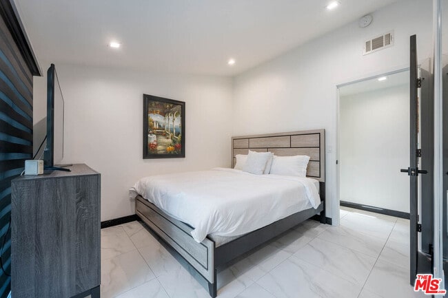 Building Photo - 20412 Oxnard St