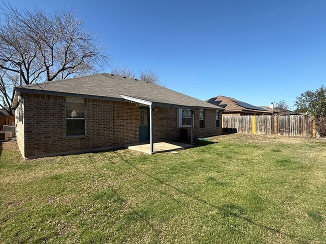 Building Photo - 1820 Fleetwood Dr