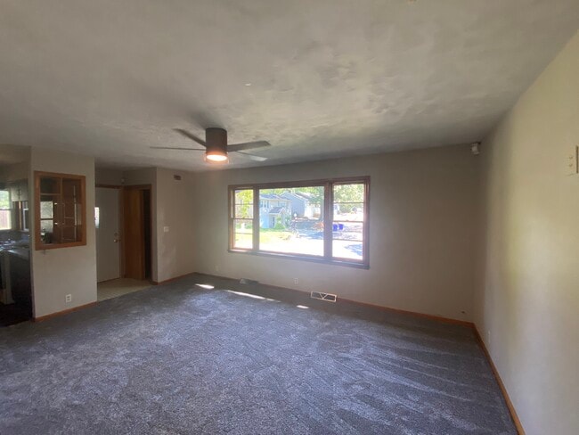 Building Photo - 9 Lake Grove Club
