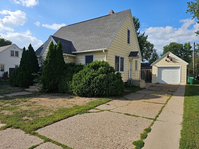 Building Photo - 3 Bed 1 Bath Single Family Home in Wiscons...