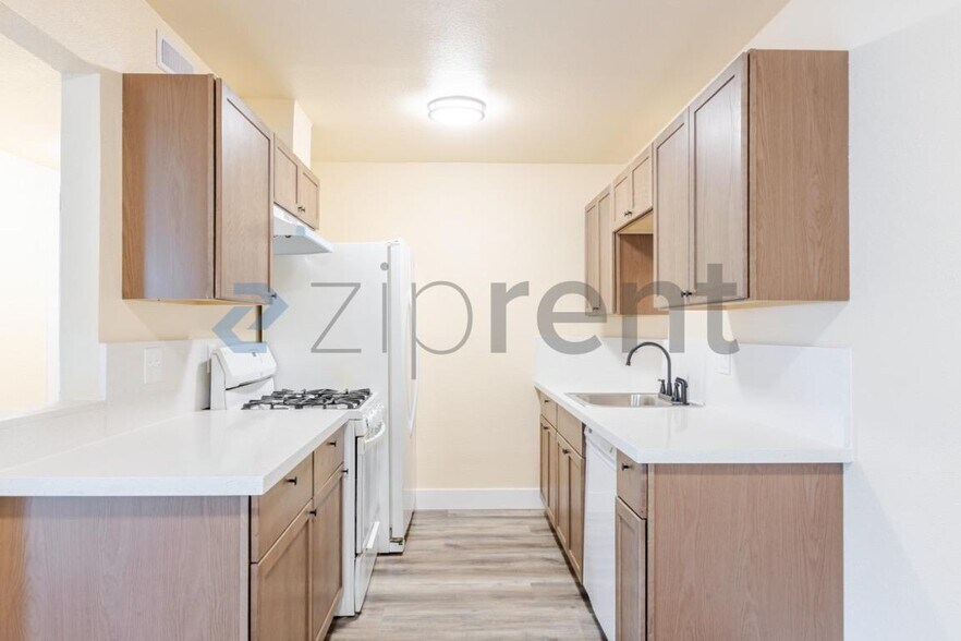 Building Photo - 4561 Ashcroft Ave