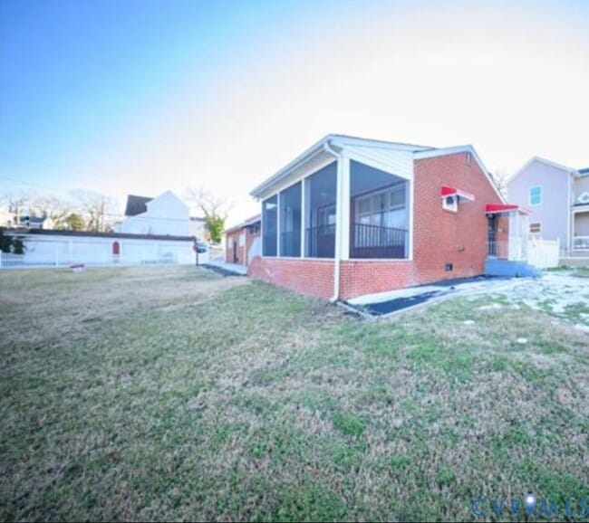 Building Photo - 209 Poe St