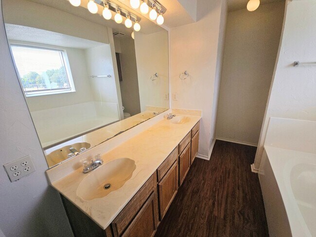 Building Photo - Nice Fourplex Unit in NRH - Birdville ISD